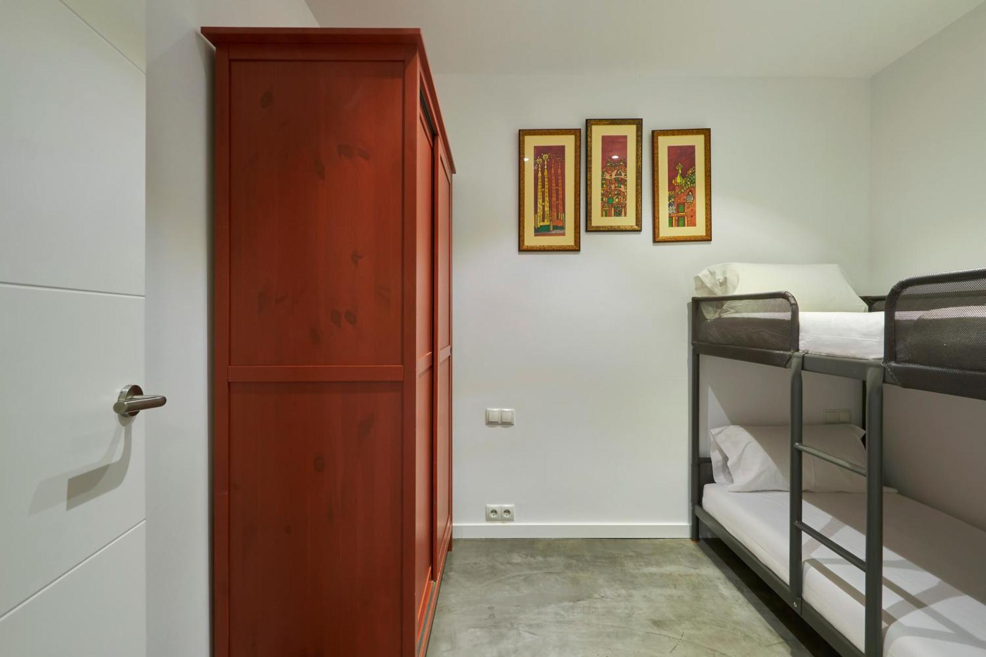 64 Apartment In A Typical Barcelona'S Old Building 外观 照片